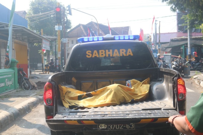 Jenazah korban saat dievakuasi ke RSUD Jombang.