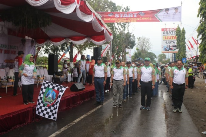 Bupati secara simbolis memberangkatkan peserta Gerak Jalan RoJo.
