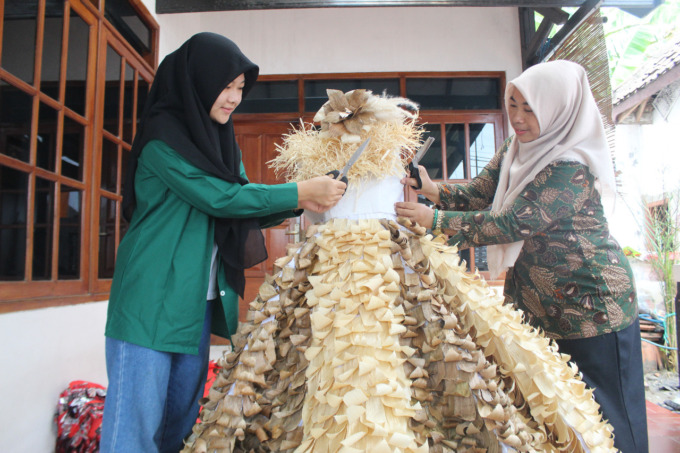 Umi Nadiroh, 44 warga Kelurahan Jombatan membuat kostum karnaval dengan memanfaatkan bahan daur ulang.