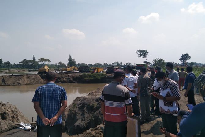 Sejumlah warga saat menggelar aksi di perbatasan Jombang-Kediri di Desa Bugasurkedaleman, Kecamatan Gudo tahun lalu.