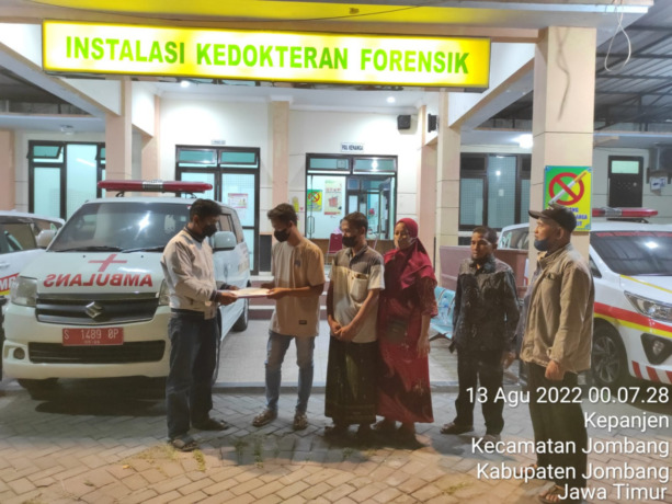 pihak keluarga menerima jenazah korban untuk dimakamkan.