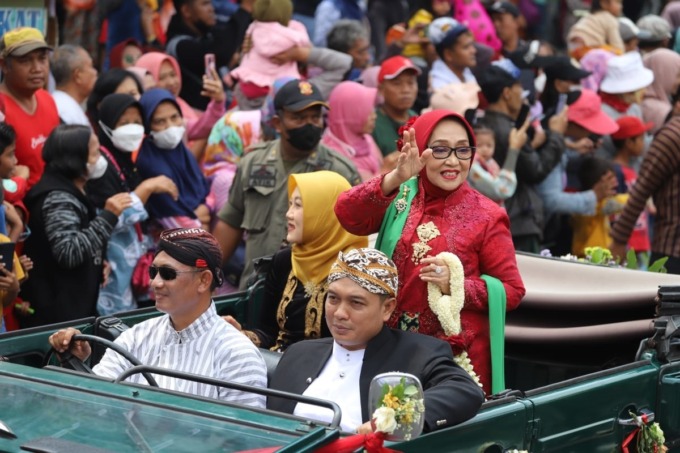 Bupati Jombang Hj Mundjidah Wahab menggunakan pakaian adat kebaya saat memberangkatkan Pawai Budaya Karnaval, kemarin.