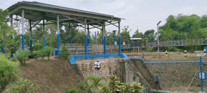 Sebuah arca kala atau patung buto tertempel di salah sat sisi Dam Selombong di Desa Penggaron, Kecamatan Mojowarno.