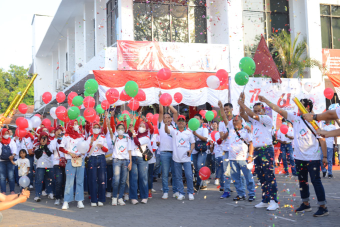 Mutaalifin Efendhy Pemimpin Cabang Bank Jatim Jombang memberangkatkan fun walk dalam rangka HUT Bank Jatim ke-61.