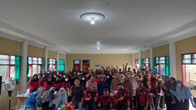Pemateri dari Jawa Pos Radar Jombang bersama siswa SMAN Bareng berfoto bersama usai kegiatan diklat jurnalistik.