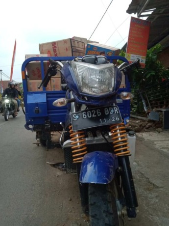 Motor roda tiga yang dikendarai IP, rusak setelah menabrak pagar rumah warga usai melarikan diri.