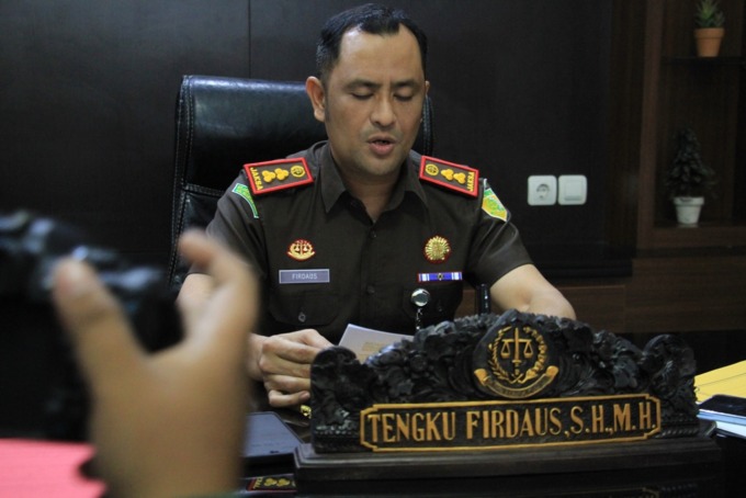 Kajari Jombang Tengku Firdaus saat menyampaikan press rilis penyidikan kasus dugaan korupsi pupuk bersubsidi di Sumobito.