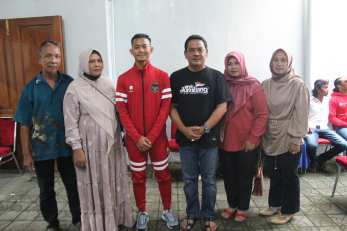 Wabup Sumrambah dan istri menyambut Afrisal dan keluarganya di rumah dinas kemarin.