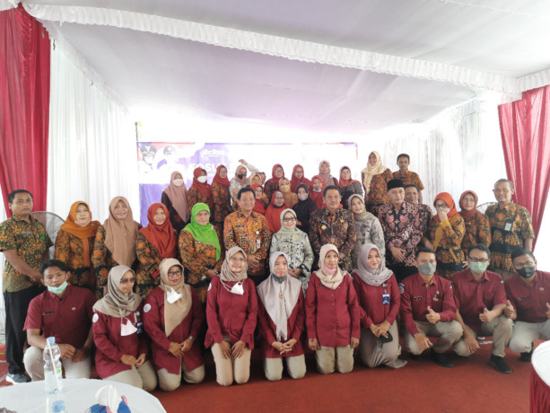 4.	Foto Bersama Bupati dan staf Dinas Ketahanan Pangan dan Perikanan.