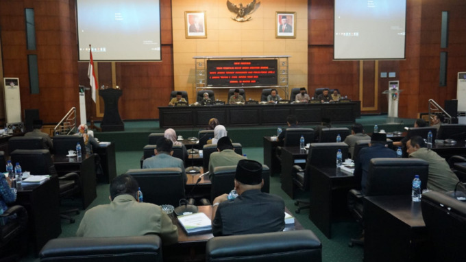 Suasana sidang paripurna pembahasan tiga raperda yang harus tuntas akhir Agustus.