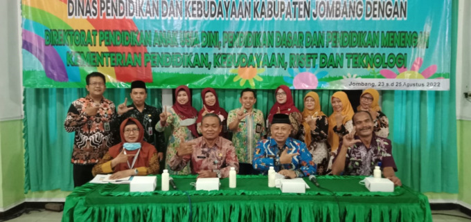 Senen, Kepala Dinas P dan K bersama fasilitasor saat pelaksanaan Bimtek PAUD HI