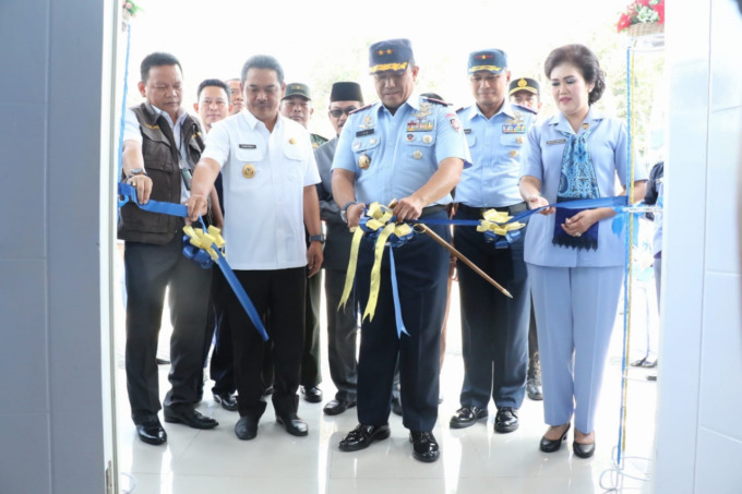 Wabup Sumrambah bersama Panglima Komando Operasi Udara II Marsda TNI Widyargo Ikoputra meresmikan Ruang S. Harjono Media Center Satradar 222 kemarin.