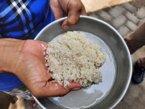 Beras BPNT di Desa Keras yang diterima warga kondisinya kuning. Usai diduci, baunya juga apek.
