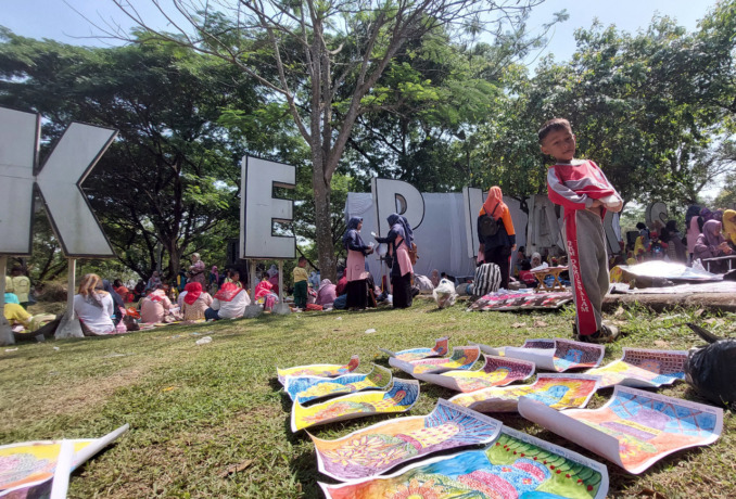 Kegiatan mentutul mamamia yang dilaksanakan di taman Kebon Ratu Jombang Rabu (24/8).