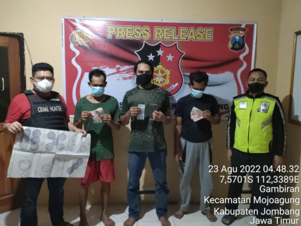 Tig pelaku judi dadu saat diamankan di Mapolsek Mojoagung.