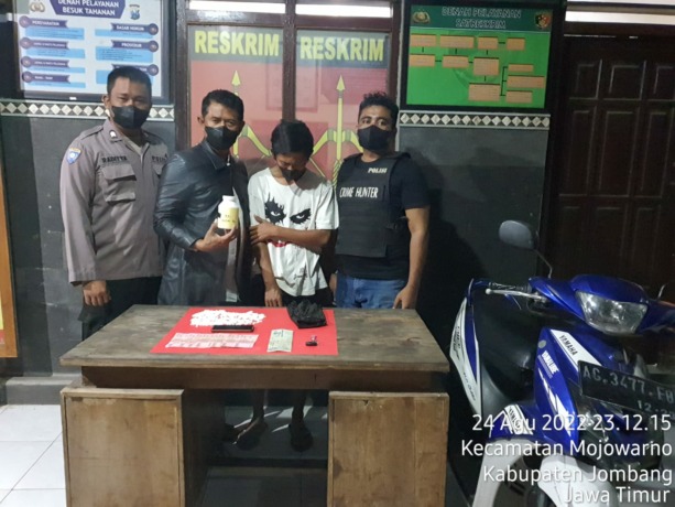 Tersangka Wahyu Wibowo (tengah) beserta barangbukti saat diamankan polisi di Mapolsek Mojowarno.