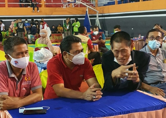 Kwat Prayitno bersama Wabup Sumrambah dan Ketua KONI Heru Ariwanto pada kejurnas Jombang Open di GOR Merdeka 2021.