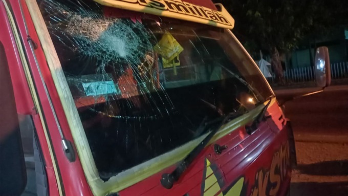 Salah satu truk tebu yang jadi korban teror lempar batu di Kabuh Jumat (26/8) malam.