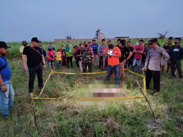 Polisi saat melakukan olah TKP dan identifikasi awal jenazah korban. (POLSEK BANDARKEDUNGMULYO FOR JAWA POS RADAR JOMBANG)