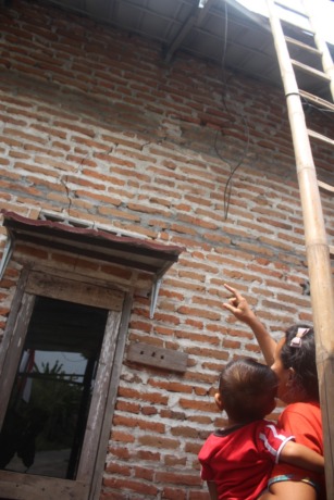 Sejulah rumah warga retak dan rusak selama proses pemancangan tanggul brantas. Namun, pelaksana proyek mengelak kerusakan itu dampak dari pemancangan.