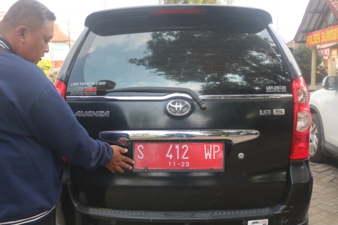 Mobil dinas milik Bisri saat diamankan di Mapolsek Sumobito.