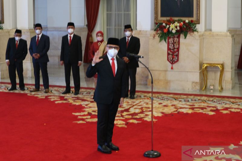 Presiden Joko Widodo melantik Abdullah Azwar Anas sebagai Menteri Pendayagunaan Aparatur Negara dan Reformasi Birokrasi (MenPAN-RB) di Istana Negara Jakarta, Rabu (7/9/2022). (ANTARA/Desca Lidya Natalia)