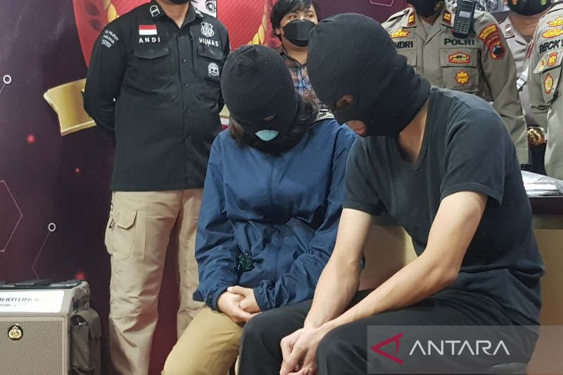 Sepasang kekasih yang tertangkap saat berbuat asusila di dalam mobil dihadirkan saat pers rilis di Polrestabes Semarang, Selasa (13/9). (ANTARA/ I.C.Senjaya)