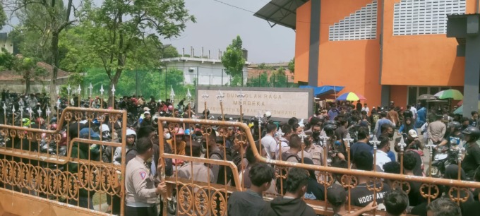 Penonton laga semifinal lomba Voli Antar Pelajar Bupati Cup membeludak Rabu (31/8) kemarin.