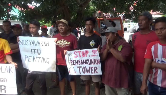 Warga Dusun Purwodadi, Desa Grobogan, Kecamatan Mojowarno saat menggelar demo di depan balai desa Selasa (31/8) siang.