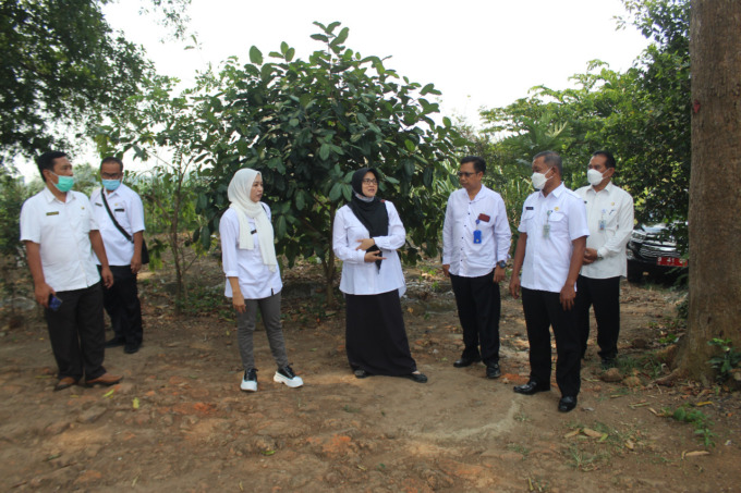 Tim dari Dinas P dan K juga DLH Jombang meninjau lokasi situs mbah blawu yang akan diekskavasi.