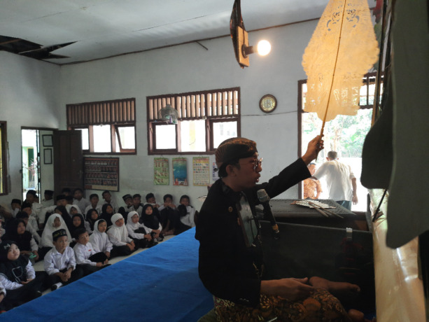 ’Fani Nuriyanto, dalang yang jadi pengajar ekstrakurikuler pedalangan di SDN Madiopuro, Sumobito