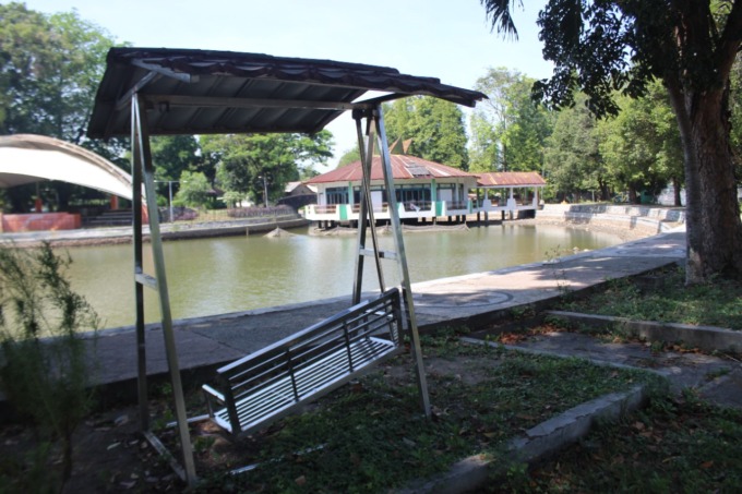 Salah satu fasum di Taman Tirtawisata yang rusak dan terbengkalai.