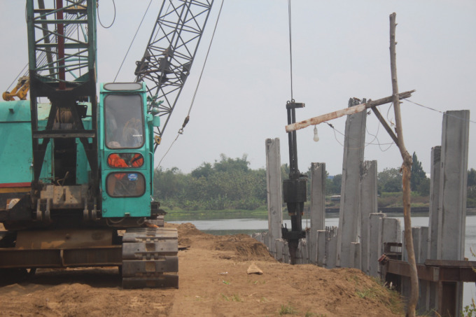 Proyek perbaikan tanggul Sungai brantas di Desa Jatiduwur, Kecamatan Kesamben. (AINUL HAFIDZ/JAWA POS RADAR JOMBANG)