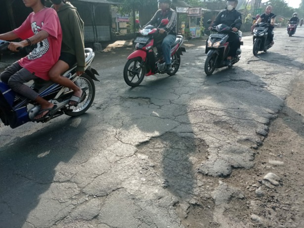 Jalan Cukir-Mojowarno yang dipenuhi lubang.