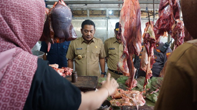 Wabup Sumrambah saat mengecek harga bahan pokok di pasar kemarin.