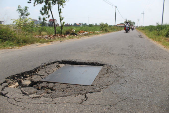 Plat besi sambungan duiker mencuat di tengah jalan Dusun Semanding, Desa SUmbermulyo.