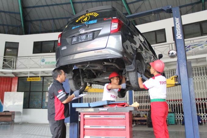 Bengkel mobil yang dijadikan praktik siswa sesuai dengan industri dunia kerja.
