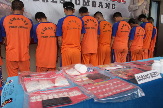 Para tersangka pengedar narkoba yang dibekuk polisi selama operasi tumpas narkoba semeru.
