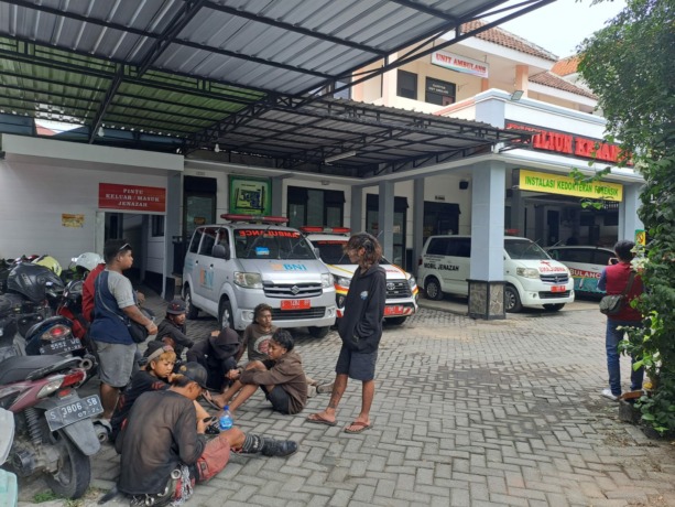 Rekan Santi sempat ikut dibawa ke RSUD Jombang setelah kejadian ia meninggal dunia.