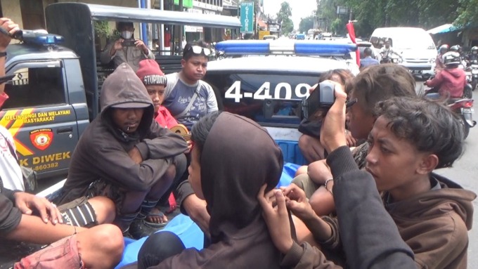 Jenazah korban saat dievakuasi ke rumah sakit.
