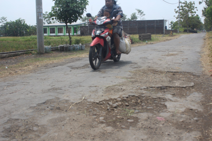 Jalan kabupaten di Desa Pagerwojo, Kecamatan Perak.