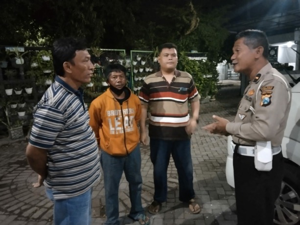 Petugas Unit Gakkum Satlantas Polres Jombang saat menemui keluarga korban dan perangkat desanya di RSUD Jombang.