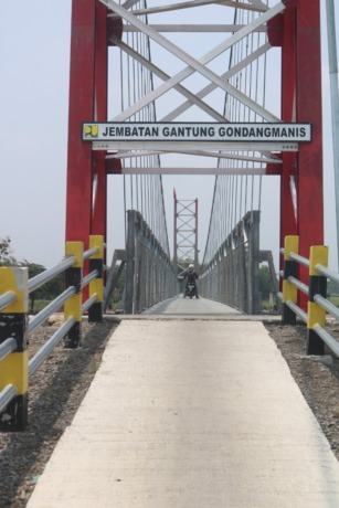 Jembatan gantung Gondangmanis ini seringkali jadi jujugan warga untuk sekadar menikmati suasana hingga berswafoto.