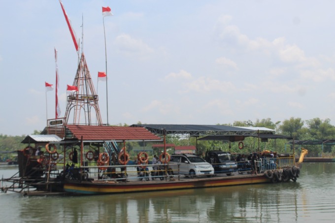 Jasa perahu tambang di Brants Megaluh yang memilih tak menaikkan tarif meski harga BBM melonjak.