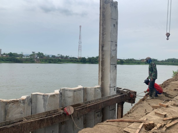 Proyek perbaikan tanggul brantas ini dikeluhkan warga.