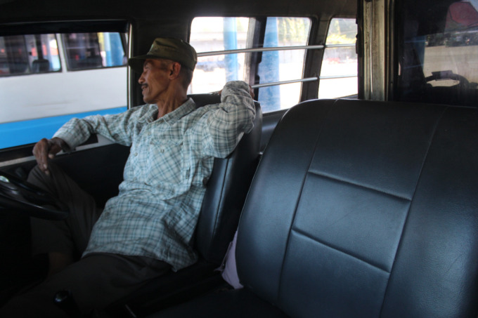 Khoirul Anam, sopir angkot yang menyebut makin tercekik dengan kenaikan harga BBM lantaran belum bisa menaikkan harga tarif jasanya.