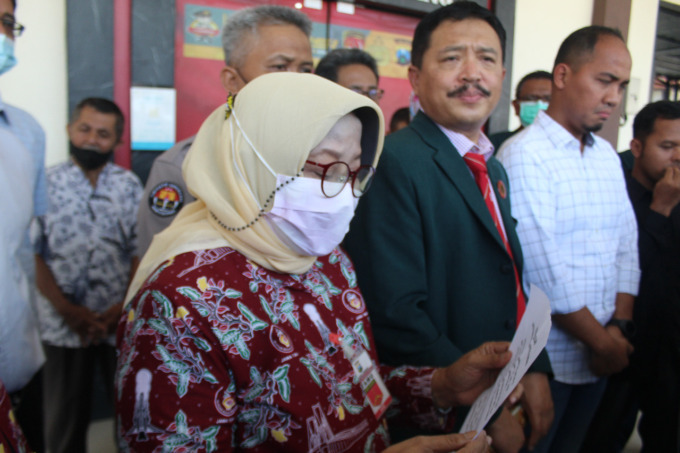 Ketua IBI Jatim dan ketua IDI Jatim saat membacakan hasil pertimbangan mereka di Mapolres Jombang.