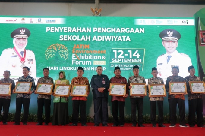 Sejumlah sekolah bimbingan DLH yang berhasil mendapatkan anugerah Sekolah Adiwiyata tingkat Provinsi Jawa Timur.
