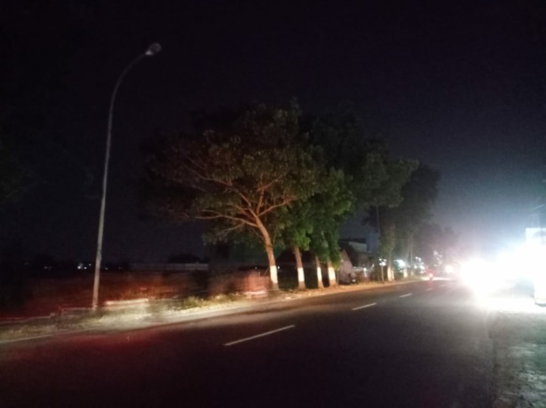 Kondisi Jalan provinsi di Kecamatan Diwek ini gelap lantaran PJu padam sebulan terakhir.