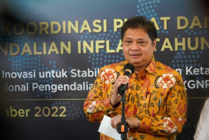 Menko Airlangga Hartarto saat memimpin rapat TPID dan TPIP di Surabaya.